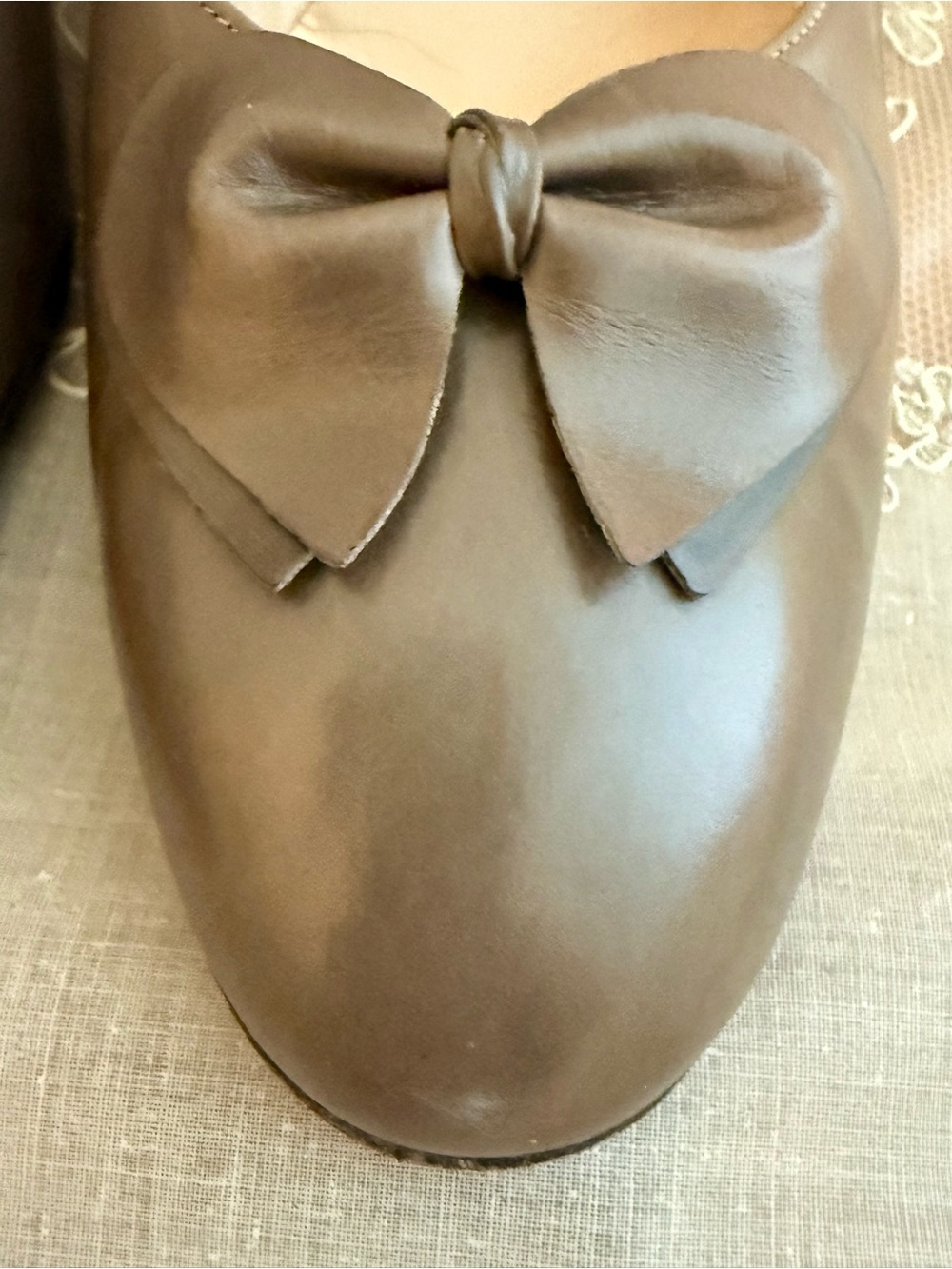 FERRAGAMO Taupe Leather Bow Slingback Pumps - Picture 4 of 11